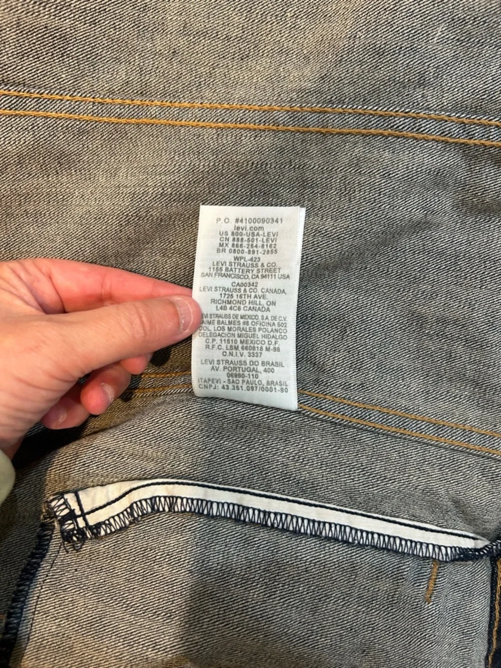Levi's Women's Studded Denim‎ Trucker Jacket Size M Dark Wash Indigo 77075
